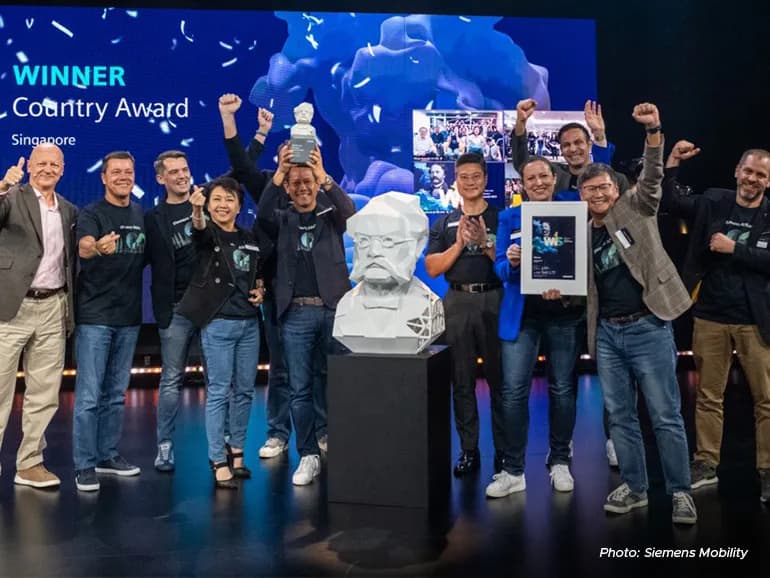 Katharina and her ASEAN colleagues receiving the Country award during Siemens Werner von Siemens Award 2023.