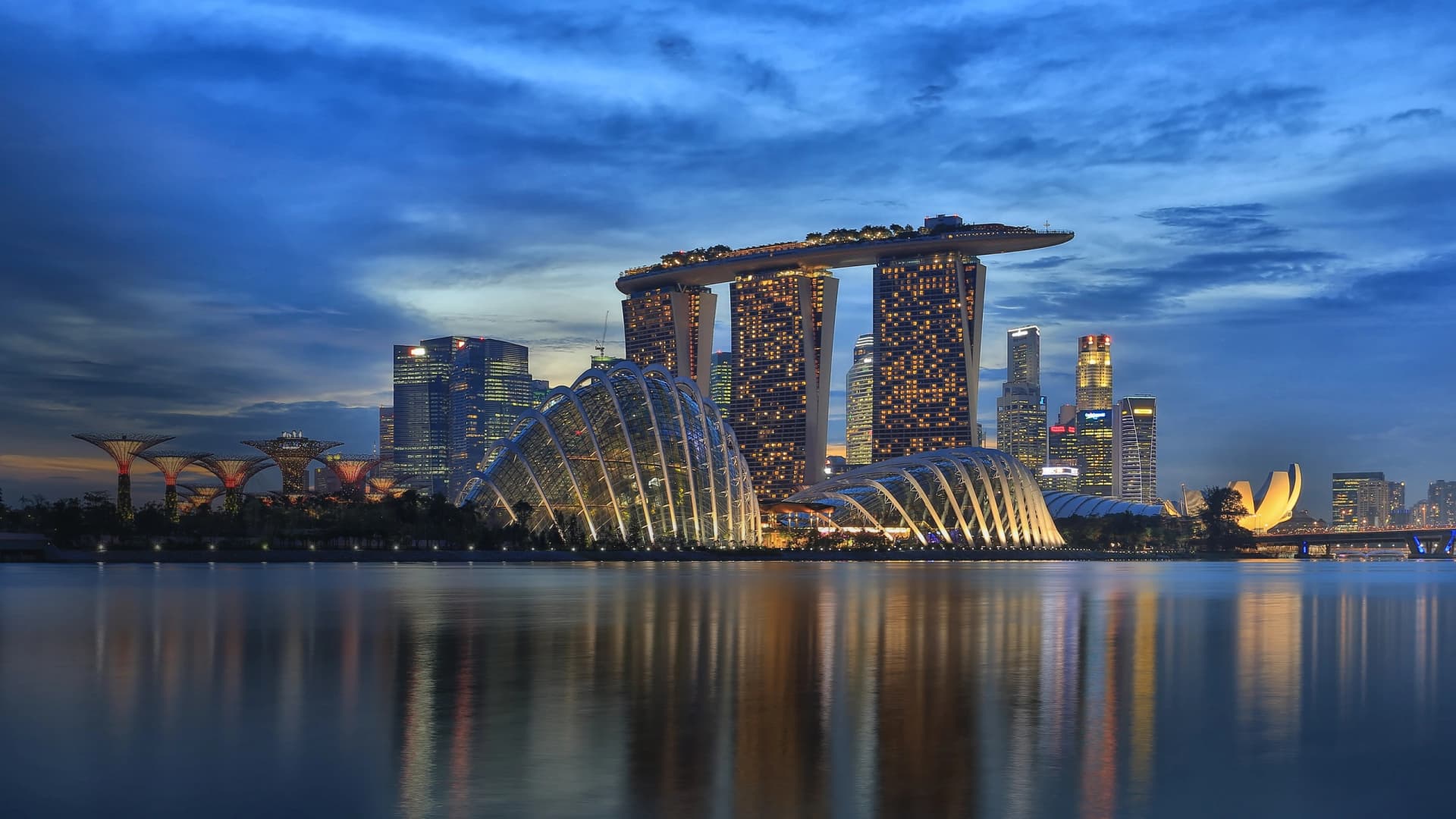 Marina Bay Sands and Gardens by the Bay at dusk
