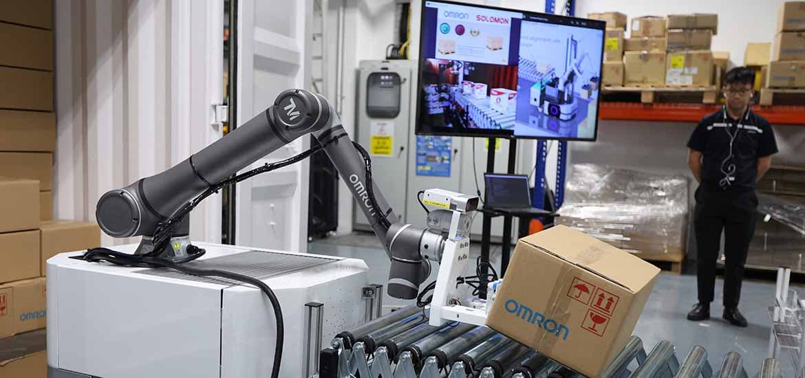 1170x550 OMRON Mobile Manipulator Arm showcasing container unloading solution (OMRON MOMA)