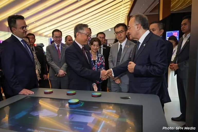 Deputy Prime Minister Gan Kim Yong (centre) exchanging greetings with oil giant Aramco’s president and chief executive Amin Nasser during a tour of exhibition booths at the SIEW on 21 Oct.