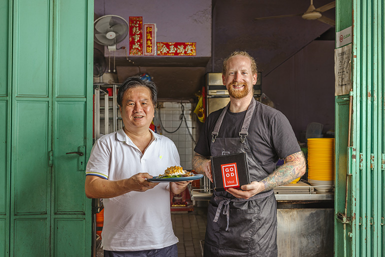 Mr Loo of Loo’s Hainanese Curry Chicken Rice with GOOD Meat presenting his chicken rice dish served with cultivated meat in Singapore (Photo credit: GOOD Meat) 