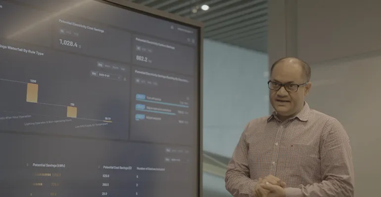 Vineet Mahajan (Asst. Director, Net Zero Centre of Excellence) presents the end-to-end capabilities of Univers’ EnOSTM Ark platform that provides data-driven carbon monitoring and reporting.