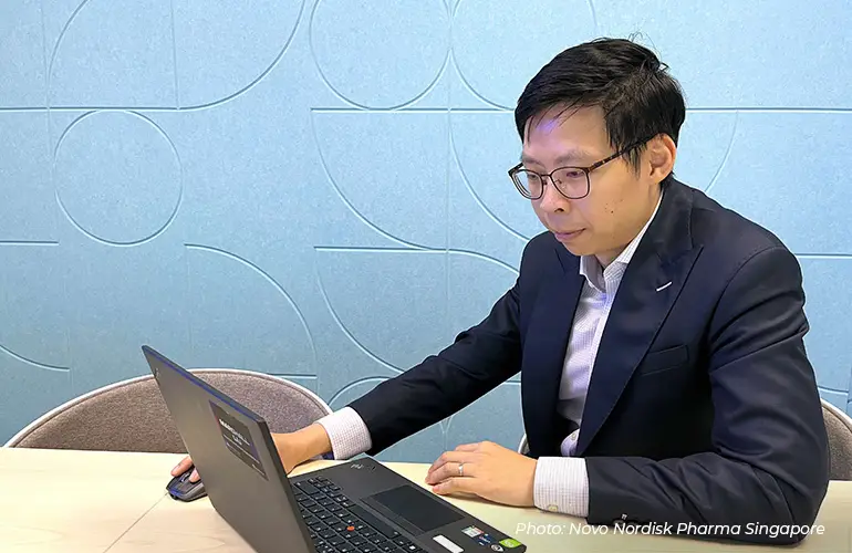 Marshall Liu Mao Sheng using laptop