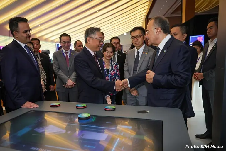 Deputy Prime Minister Gan Kim Yong (centre) exchanging greetings with oil giant Aramco’s president and chief executive Amin Nasser during a tour of exhibition booths at the SIEW on 21 Oct.