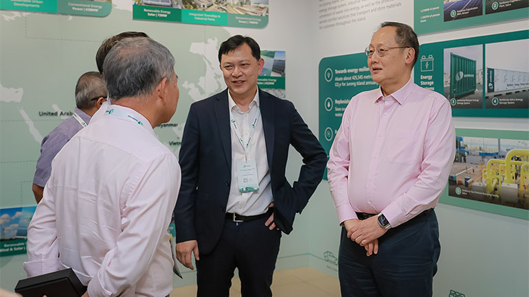 Minister for Manpower and Second Minister for Trade and Industry Dr Tan See Leng (right), Sembcorp Industries CEO for Singapore & Southeast Asia Koh Chiap Khiong (second right) with guests at the official opening of Sembcorp Energy Storage System. <br> Image courtesy of SPH Media.
