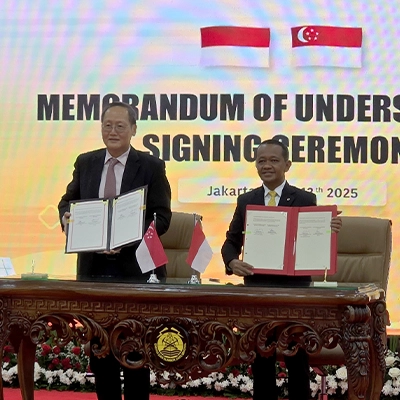 Singapore’s Minister-in-charge of Energy and Science and Technology, Dr Tan See Leng, and Indonesia’s Minister for Energy and Mineral Resources, Dr Bahlil Lahadalia.