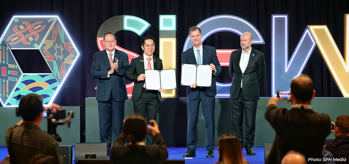 Minister Tan See Leng, EMA chief executive Puah Kok Keong, AER deputy chair Justin Oliver, and Australia's high commissioner to Singapore Allaster Cox at the Memorandum of Understanding (MOU) exchange during Singapore International Energy Week.