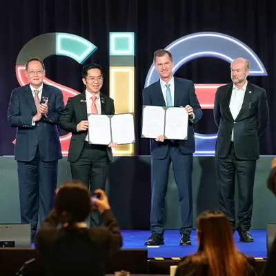 Minister Tan See Leng, EMA chief executive Puah Kok Keong, AER deputy chair Justin Oliver, and Australia's high commissioner to Singapore Allaster Cox at the Memorandum of Understanding (MOU) exchange during Singapore International Energy Week.