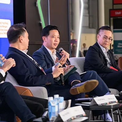 Minister of State Alvin Tan (centre) and  (from left) Chee Teck Lee of Moveon Technologies; SMF vice-president Melvin Tan; Don Teng of Omron Asia-Pacific; and Chua Ren Tsong from Clemvision.