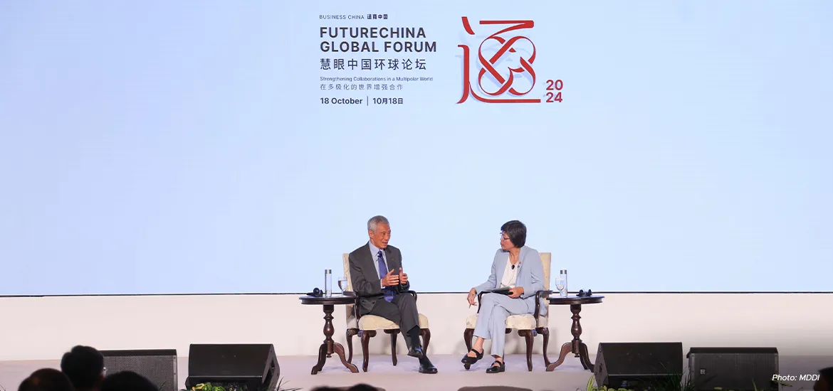 Singapore’s Senior Minister Lee Hsien Loong at the Business China FutureChina Global Forum on October 18 with Lee Huay Leng, the editor-in-chief of Singapore Press Holdings’ Chinese Media Group.