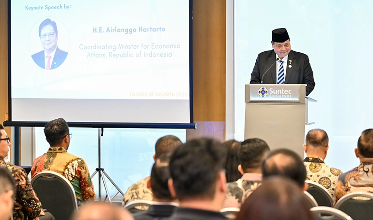 H.E. Airlangga Hartarto, giving a speech to the EDB Team during Island of Growth 2025.