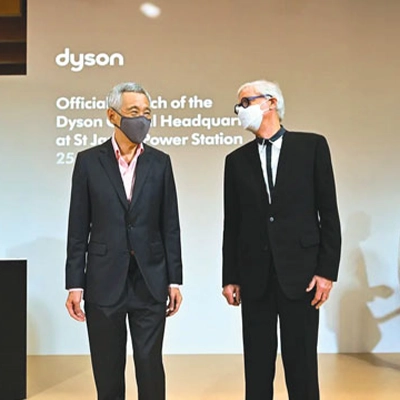 Singapore Prime Minister Lee Hsien Loong and Dyson founder James Dyson at the official launch of Dyson’s global headquarters at St James Power Station, both dressed in suits and wearing face masks.