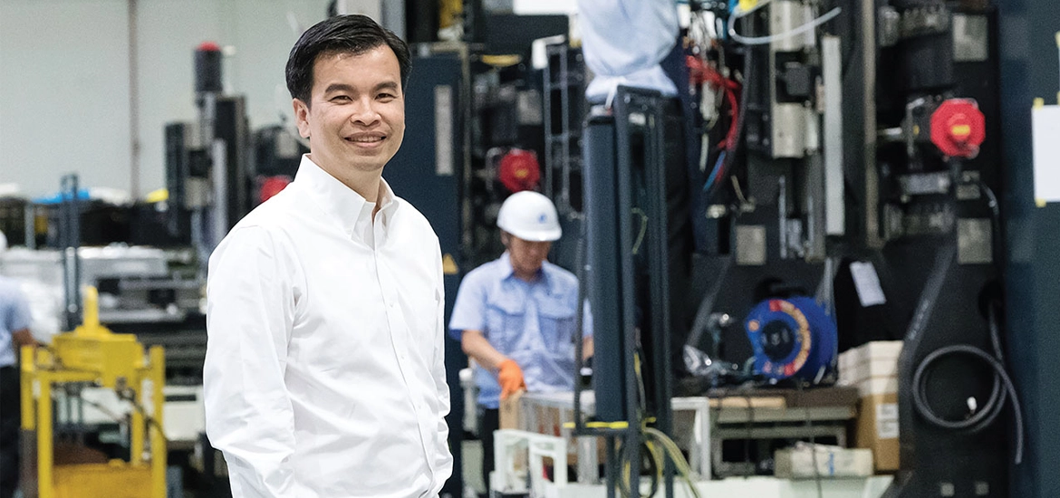 ネオ・エンチョン（Neo Eng Chong）氏 マキノアジア 社長兼CEO　 Assembly Factory Shopfloorにて 