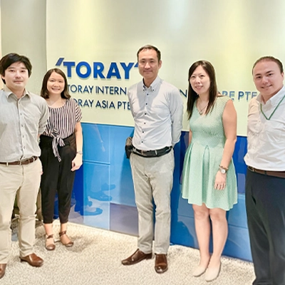 東レシンガポール研究センターにて   左から荘司優氏、Lim Fong Zyin氏、藤原健典氏、Gao Dongyi氏、池田圭吾ジェイスン氏 