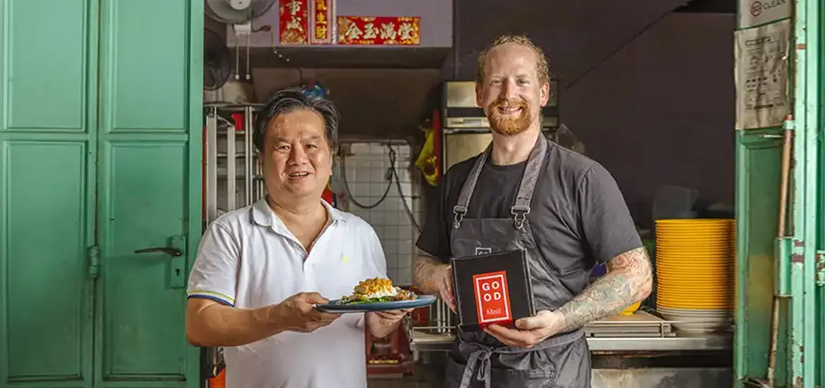 培養肉で作ったチキンライスをGood Meatと一緒に紹介するシンガポールのLoo’s Hainanese Curry Riceのルー氏（写真提供： GOOD Meat）
