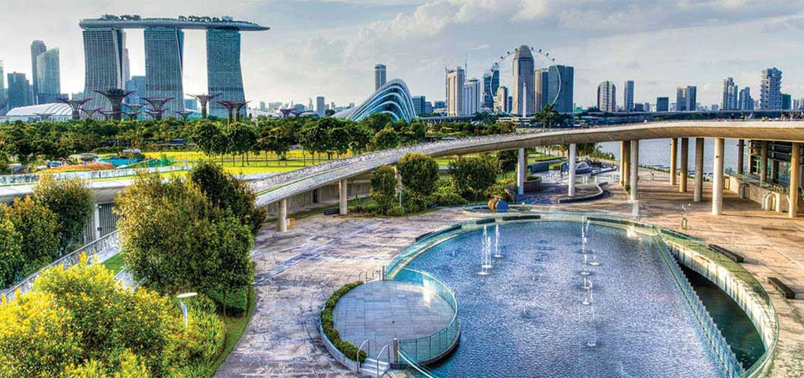 Skyline of Singapore featuring Marina Bay Sands, Supertree Grove, and waterfront park, symbolizing green urban innovation and sustainable city planning.