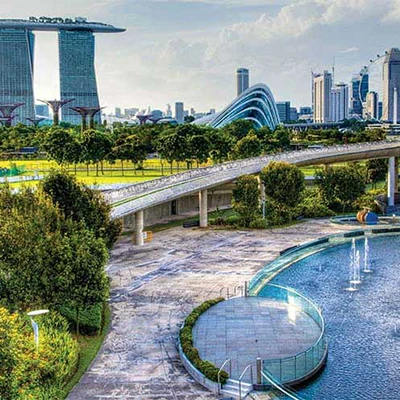Skyline of Singapore featuring Marina Bay Sands, Supertree Grove, and waterfront park, symbolizing green urban innovation and sustainable city planning.