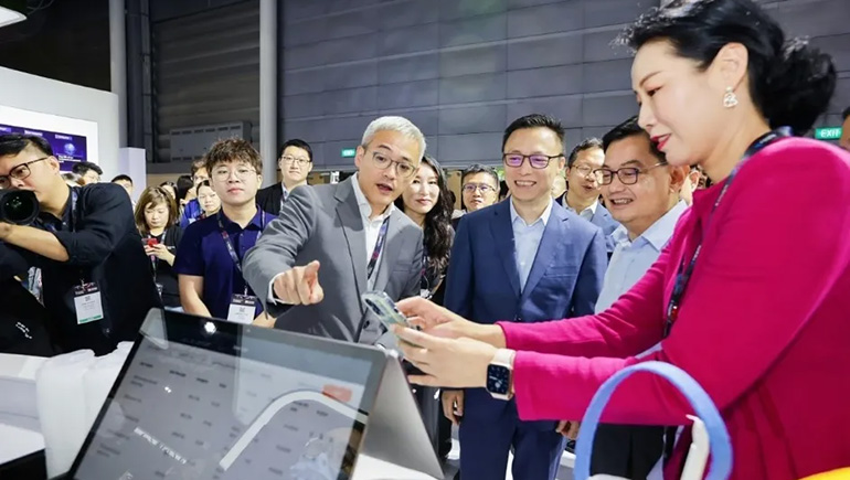 新加坡副总理王瑞杰（右二）在蚂蚁展台，现场体验Alipay+ D-Store解决方案 图片来源：7点5度
